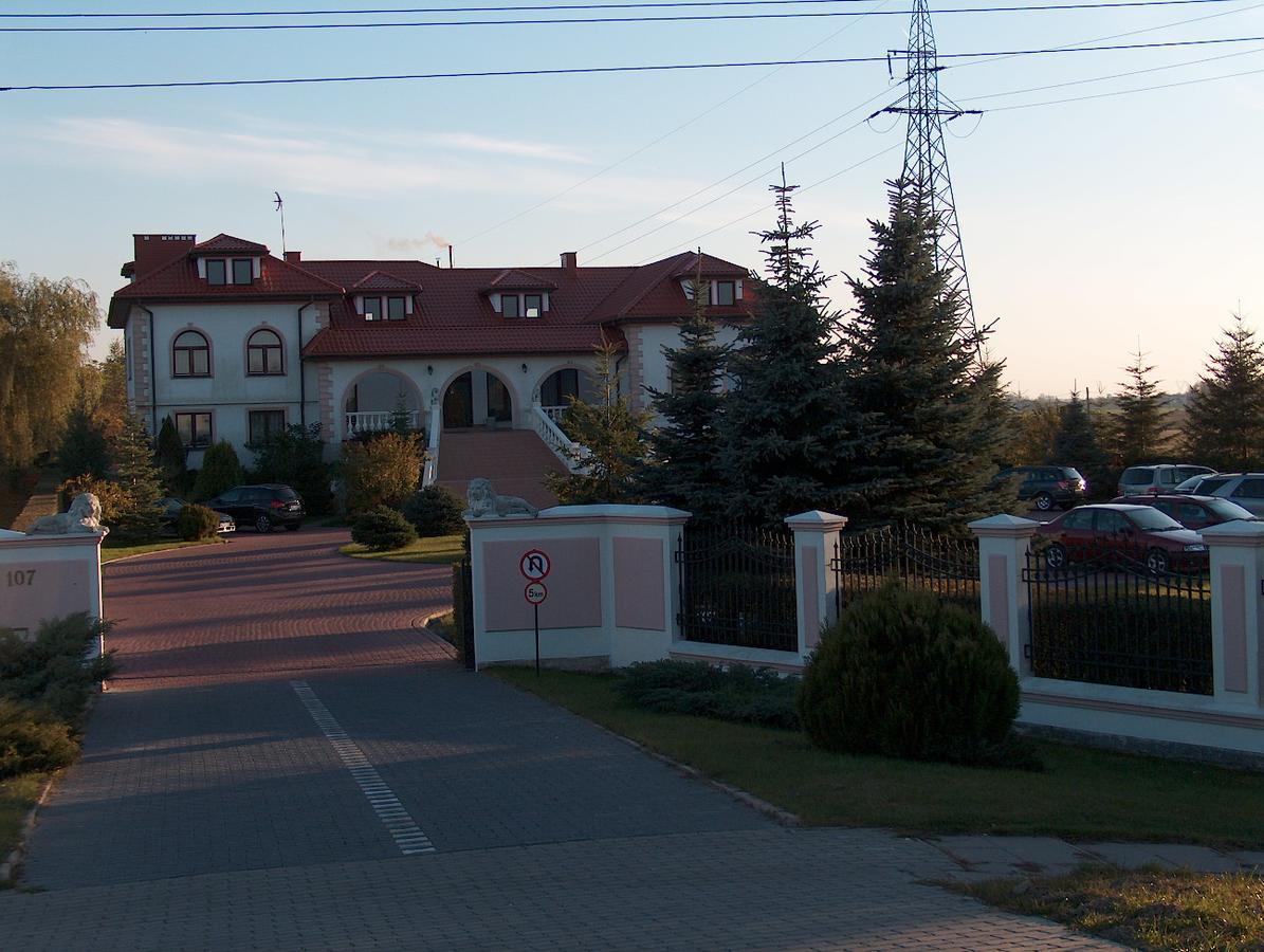 Отель Pod Lwami Блоне Экстерьер фото